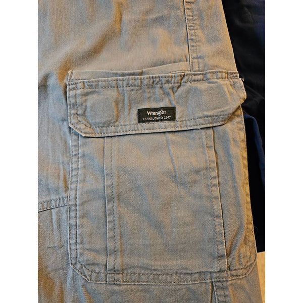 Wrangler Mens Relaxed Fit Gray Cargo Shorts Size 48 Durable & Comfortable